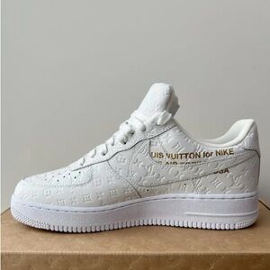 Louis Vuitton White Sneakers size 10 mens